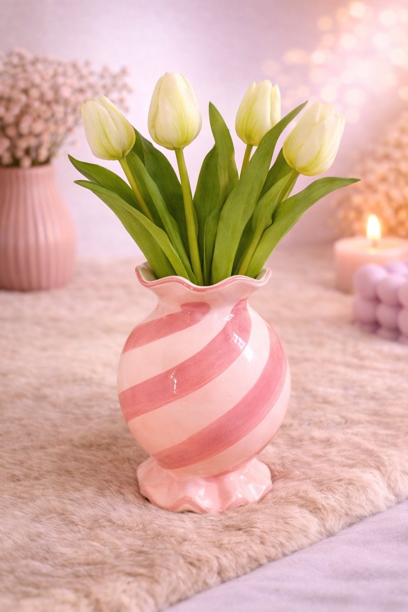 Vaas ‘Sweet Swirl’ – Speels, Retro & Vol Karakter | Viva Femme | Vaas | Decoratie | Cadeau | Wonen | Bloemen | Lente