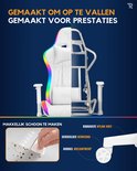 Gamerstoel met RGB-verlichting, demonstratie van reiniging en zwenkwielen.
