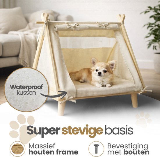 Houten tent met een beige kussen, een chihuahua ligt erin. "Waterproof kussen" en "Super stevige basis" zijn zichtbaar.