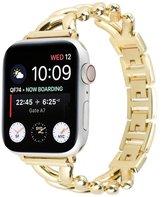 Gouden horlogebandje met een mix van V-vormige en rechthoekige schakels, bevestigd aan een Apple Watch met een klokweergave op het scherm.