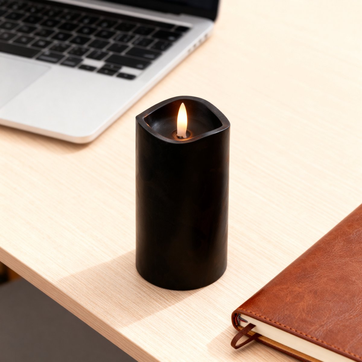 Arti Casa led kaars wetlook zwart h15cm - stompkaars met realistisch vlam-effect - veilig, geen open vuur - werkt op 2xaa batterijen - geschikt voor elke woonruimte - hoogte 15 cm