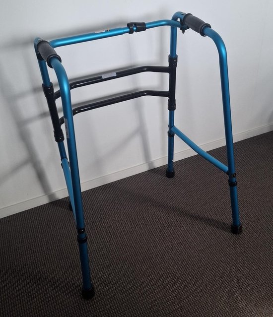 Blauw scharnierend looprek met zwarte handvatten en zwarte steunen.
