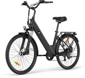 Zwarte e-bike met opstapframe, gezien vanaf de zijkant-voorkant, op een witte achtergrond.