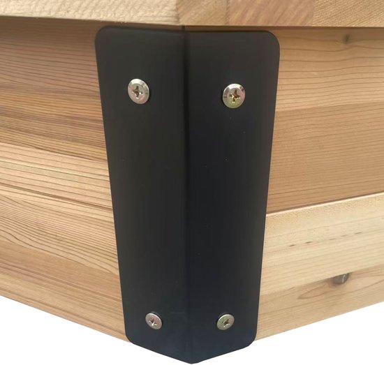 Detail van een zwarte metalen hoekverbinding met schroeven op een houten zandbak.