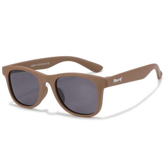 Taupe bruine zonnebril, merk Maesy, met donkere glazen en flexibel montuur.