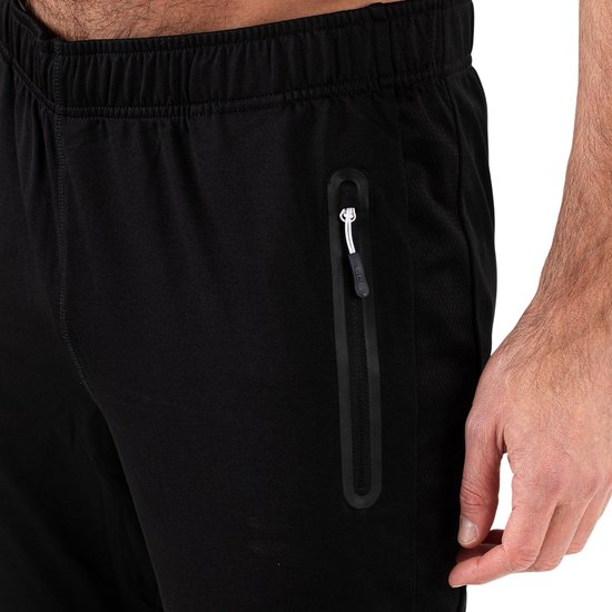 Detail van een zwarte trainingsbroek met een ritszak, elastische taille en het 'SJS' logo.