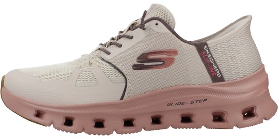 Lichtbruine Skechers instapper met roze accenten en een opengewerkte zool.