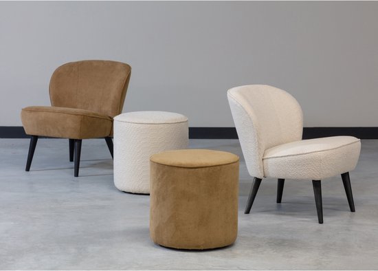 Twee fauteuils en twee poefs in bruine en creme kleuren.