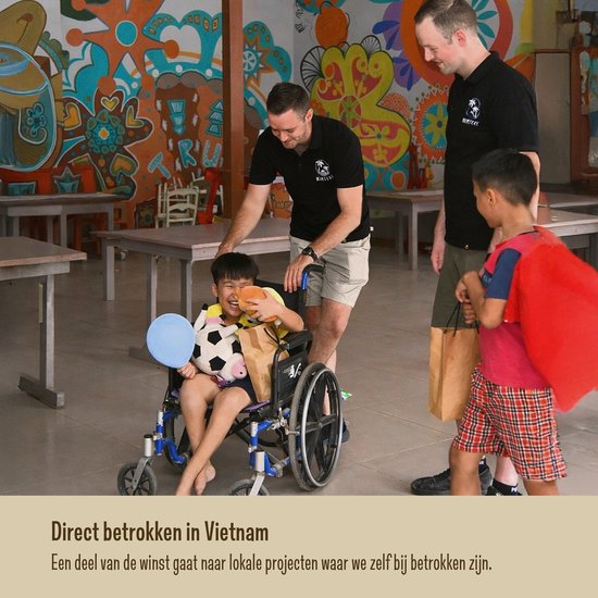 Des hommes aidant des enfants au Vietnam, un enfant est en fauteuil roulant.