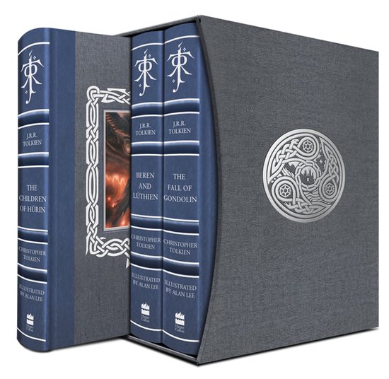Coffret gris contenant trois livres : The Children of Húrin, Beren and Luthién, et The Fall of Gondolin. Les livres ont des dos bleus avec J.R.R. Tolkien en lettres blanches.