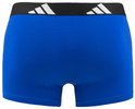 Achterkant van koningsblauwe boxer met zwarte band met witte Adidas logo's.