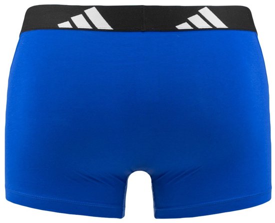 Achterkant van koningsblauwe boxer met zwarte band met witte Adidas logo's.
