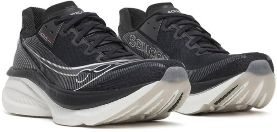 Paar zwarte Saucony hardloopschoenen met witte zolen en zilveren details.