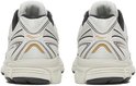 Achterkant van twee witte Saucony Guide 7 sneakers met zwarte en gouden details.