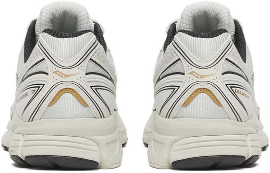 Achterkant van twee witte Saucony Guide 7 sneakers met zwarte en gouden details.