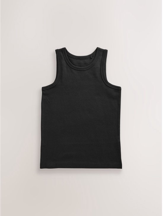 Zwarte singlet met ronde hals op een lichte achtergrond.