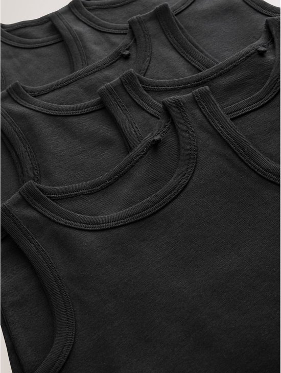 Close-up van zwarte singlets met ronde hals en gestikte zomen.