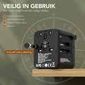 Zwarte reisadapter met uitschuifbare stekkers voor EU, USA/AUS, UK. Beschikt over beveiliging tegen kortsluiting, oververhitting en overspanning. Kidsproof.