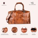 Bruine leren weekendtas met tekst 'PREMIUM LEATHER', 'ADJUSTABLE SHOULDER STRAP', 'HIGH QUALITY METAL ZIPPER'.