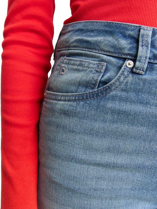 Detail van de zak van een wijde, lichtblauwe jeans.