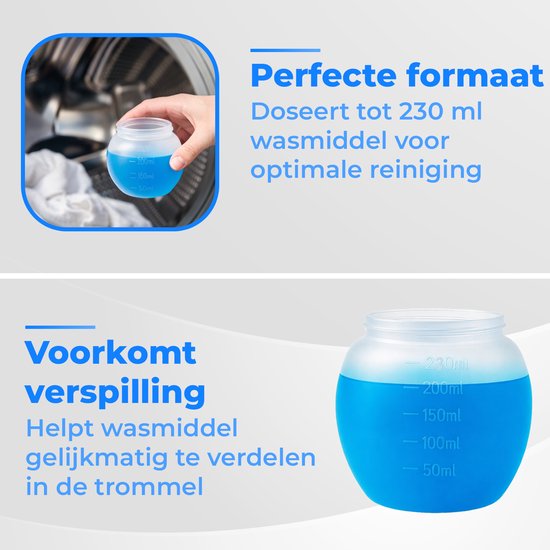 Main tenant une boule doseuse transparente et bleue avec des marques en ml, à côté de linge blanc dans une machine à laver.