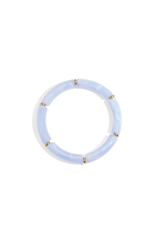 Bracelet en acrylique bleu clair avec détails dorés.
