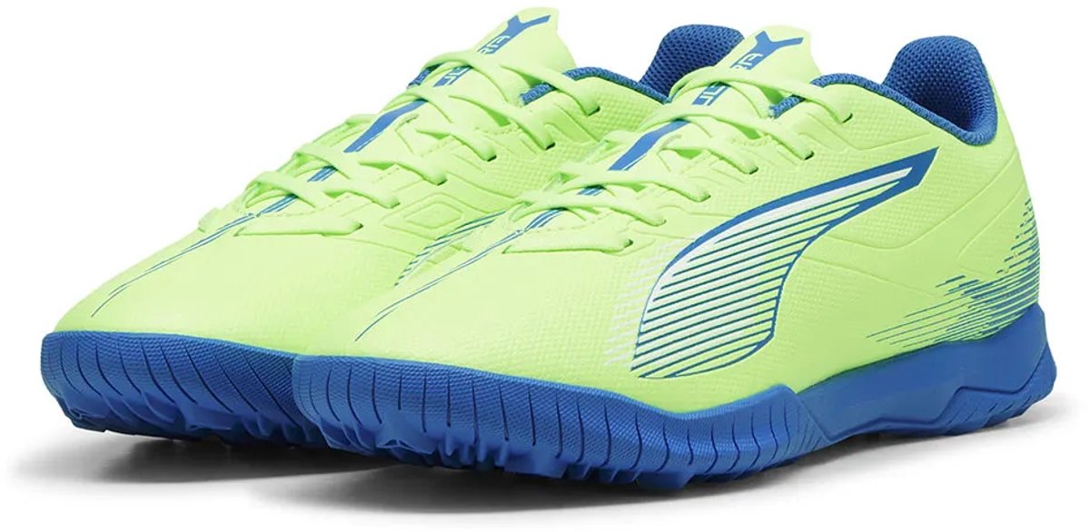Puma Ultra 5 Play TT voetbalschoenen in groen met blauwe accenten, lichtgewicht en ontworpen voor stabiliteit. EU 43.