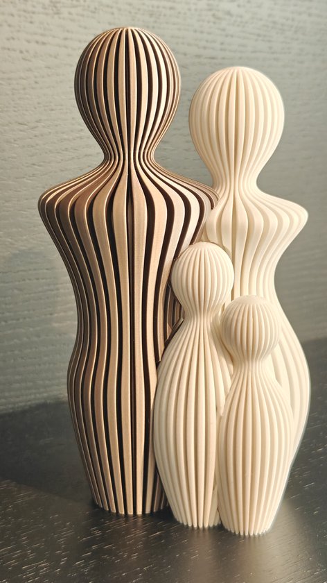 Figurines abstraites de famille, 2 grandes et 2 petites, en blanc et bronze avec des côtes verticales.