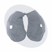 Grijze handwarmers, aan de voorkant gesloten, met reflecterende witte bies.