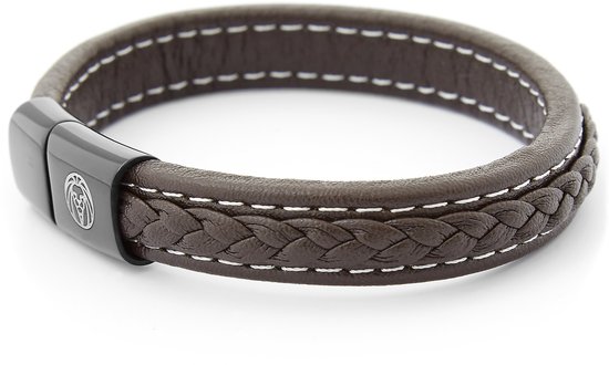 Bruine leren gevlochten armband met witte stiksels en zwarte sluiting met leeuwenlogo.