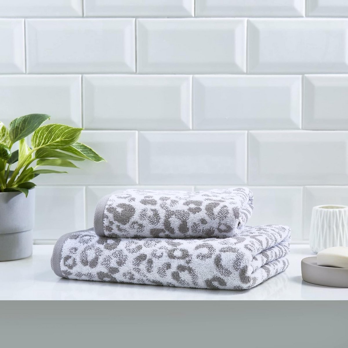 Zachte Katoenen Handdoek met Dierenprint - Grijs en Wit (50x90 cm) - Absorberend voor Badkamer of Sauna