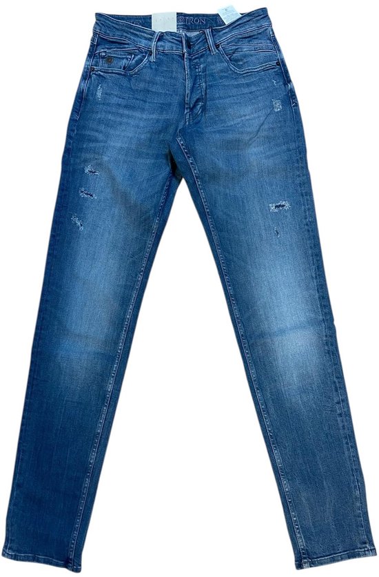Blauwe jeans met lichte slijtageplekken en scheuren. Slim tapered fit.