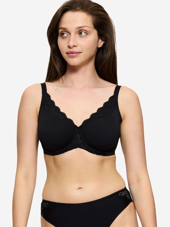 Zwarte beha met kanten rand aan de bovenrand van de cups, gedragen door een model.