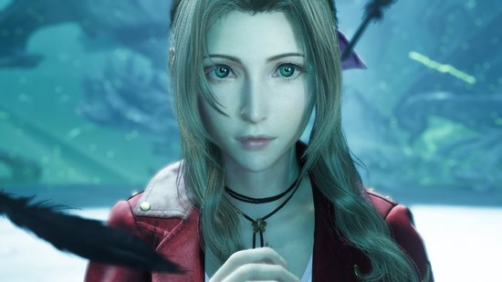 Close-up van Aerith met lang golvend bruin haar, groene ogen en een rode jas. Zwart lint en hanger met klavertje vier om haar nek.