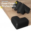 Titel 'Baby Safety Foam Corner Protectors' boven zwarte schuim hoekbeschermers op een houten tafel.