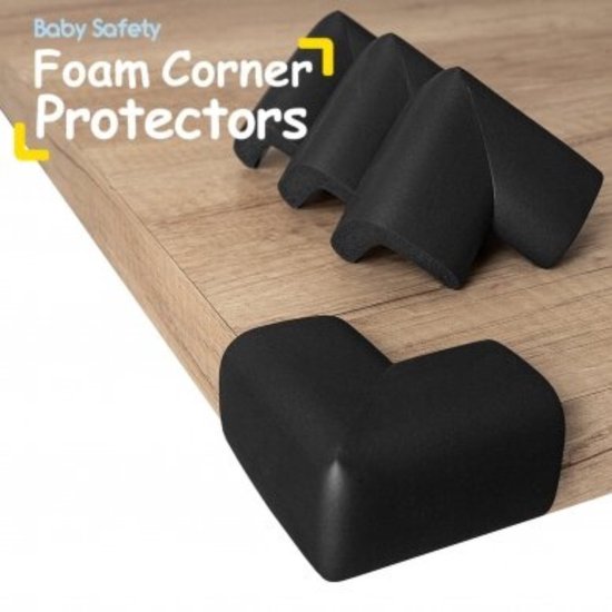 Titel 'Baby Safety Foam Corner Protectors' boven zwarte schuim hoekbeschermers op een houten tafel.