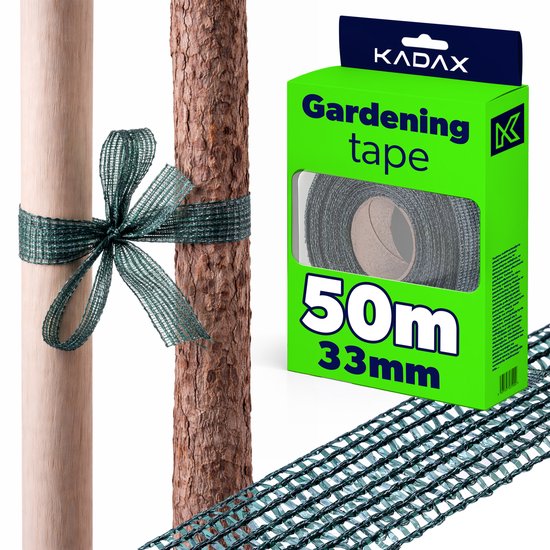 Donkergroene gaastape met strik om boom en verpakking KADAX 'Gardening tape 50m 33mm'.