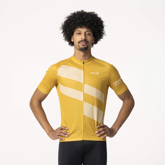 Man met afro, draagt een geel fietsshirt met korte mouwen en diagonale crèmekleurige strepen.