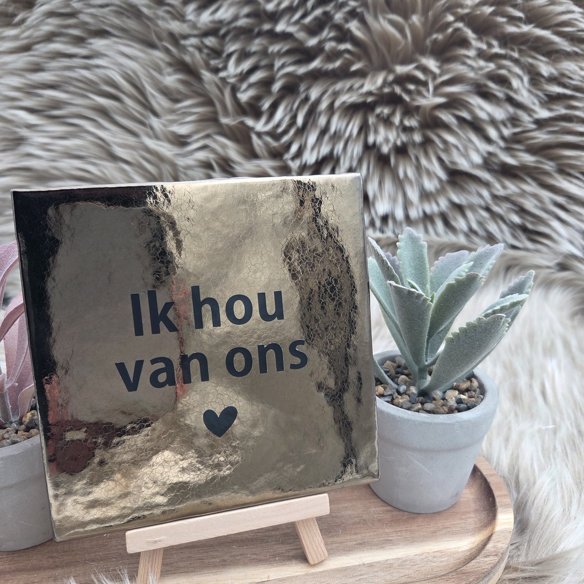 Robuust Wenstegeltje – Hip trendy tegeltje – Goud 13cm X 13cm - Ik hou van ons - Valentijn - liefde - verliefd - cadeau - gift - verjaardag - zomaar - Kado – Trendy nu – Decoratief Tegeltje met Standaard – Cadeau Idee