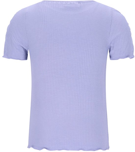 Achterkant van een lichtpaars geribd T-shirt met ruches op de mouwen en een gegolfde zoom.
