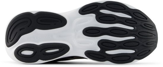 Zwarte sportschoenzool met wit en zwart golfpatroon. New Balance logo.