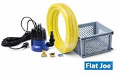 Blauwe en zwarte Flat Joe dompelpomp met accessoires: gele slang, koppelingen, slangklem en grijze krat.