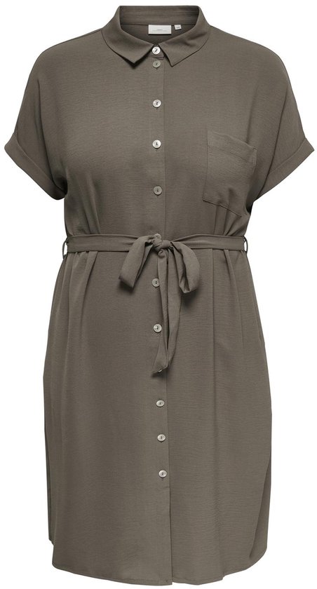 Une robe chemise longue gris taupe à manches courtes, col en V, boutons et ceinture à nouer. Longueur mollet.