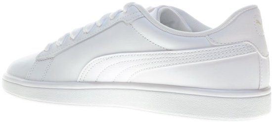 Witte Puma Smash 3.0 L sneaker, van de achterkant gezien, met gouden Puma-logo op de hiel.