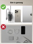Afbeelding vergelijkt opladen met één Joyroom GaN-oplader vs. meerdere opladers, met iPhone en laptop.