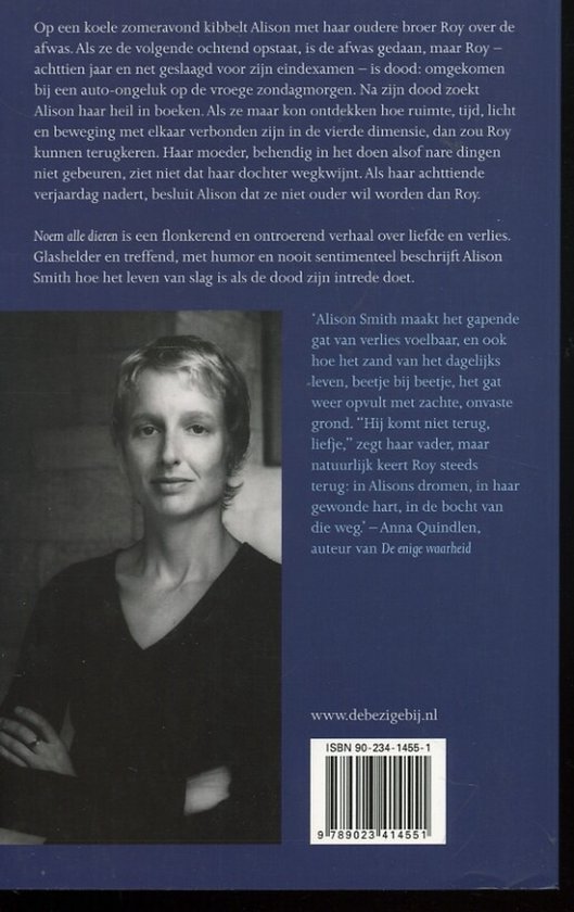 Vrouw met kort blond haar, zachtjes glimlachend, draagt een zwarte top. Tekst op de achterkant van het boek: 'Alison Smith maakt het gapende gat van verlies voelbaar...'.