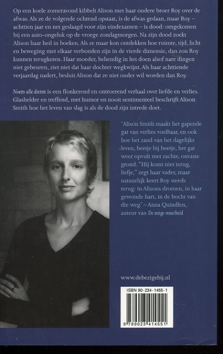 Vrouw met kort blond haar, zachtjes glimlachend, draagt een zwarte top. Tekst op de achterkant van het boek: 'Alison Smith maakt het gapende gat van verlies voelbaar...'.