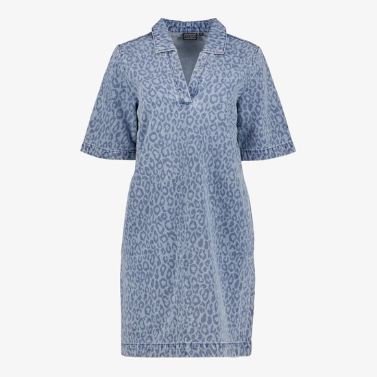 Robe en denim bleu avec imprimé léopard, col et décolleté en V, manches courtes.