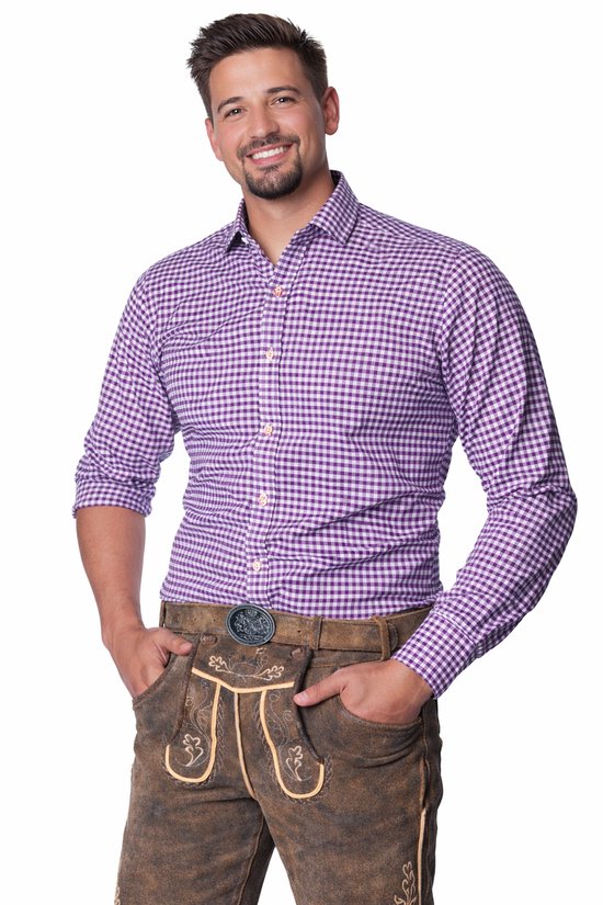 Man met baard in paars met wit geruit overhemd en lederhosen met geborduurde details.