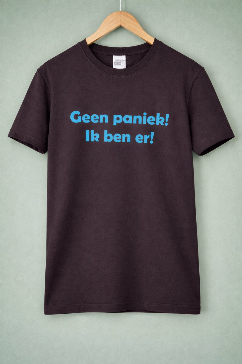 By Jes funwear Unisex Shirt "Geen paniek ik ben er" zwart shirt blauwe tekst.